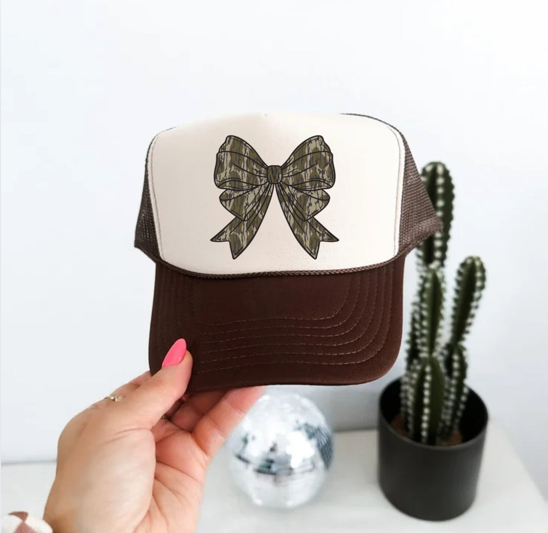 CAMO BOW TRUCKER HAT